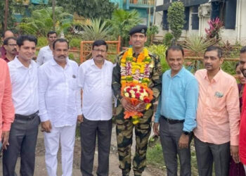 सेवानिवृत्त सैनिक संदेश बारस्करांचा सत्कार