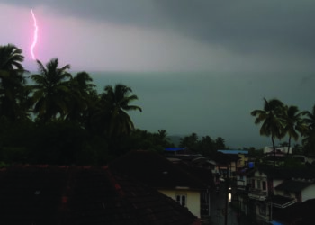 वादळी वार्‍यासह मुरूडला पाऊस