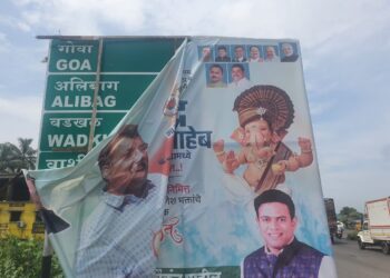 मंत्र्यांच्या स्वागतासाठी आमदार पुत्राने झाकले दिशादर्शक फलक