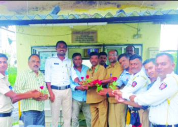 वाहतूक पोलीस शाखेतर्फे वाहनचालकांचा सन्मान