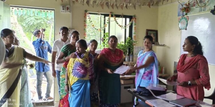 आदीवासी बांधवांना जातीच्या दाखल्यांचे वाटप