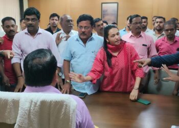 पाण्यासाठी शेकाप आक्रमक! अधिकारी सुतासारखे सरळ