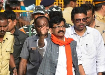 “पेढे वाटा पेढे, महाराष्ट्र कमकुवत होतोय.”