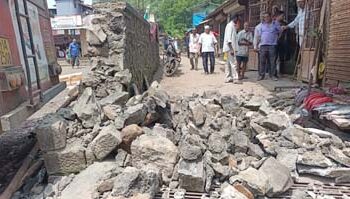 बसस्थानकाची संरक्षक भिंत कोसळली