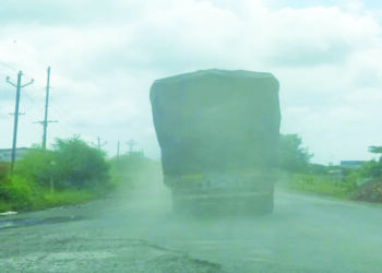 उरणच्या रस्त्यावर धुळीचे लोट