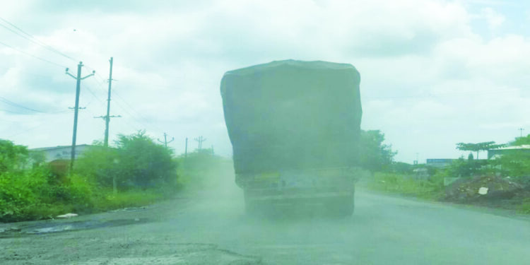 उरणच्या रस्त्यावर धुळीचे लोट