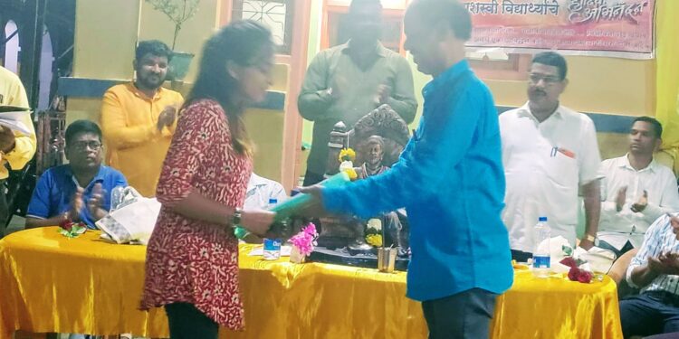 विहूर येथे विद्यार्थ्यांचा गुणगौरव