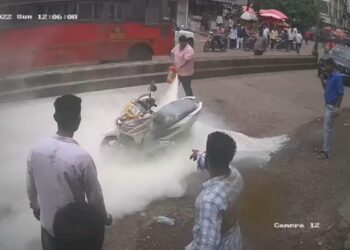 पी.एन.पी. नगरसमोर स्कुटीने घेतला पेट