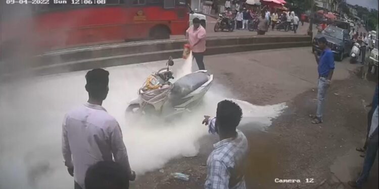 पी.एन.पी. नगरसमोर स्कुटीने घेतला पेट