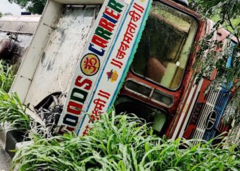 जुन्या मुंबई पुणे महामार्गावर पोएंजे गावानजीक टँकर उलटला