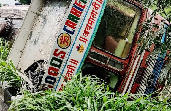 जुन्या मुंबई पुणे महामार्गावर पोएंजे गावानजीक टँकर उलटला