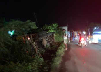 बर्फ वाहतूक करणारा ट्रक बेलकडेनजीक पलटी