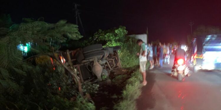 बर्फ वाहतूक करणारा ट्रक बेलकडेनजीक पलटी