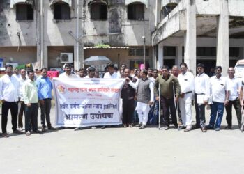 दिव्यांग कर्मचाऱ्यांच्या न्याय हक्कासाठी रायगड जि.प. समोर उपोषण