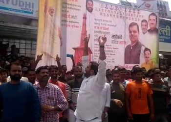 देवेंद्र फडणवीसांच्या कार्यक्रमादरम्यान विद्यार्थ्यांची घोषणाबाजी; पोलिसांकडून लाठीचार्ज