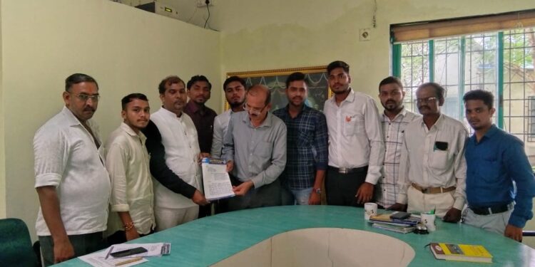 आचार्य कॉलेजकडून विद्यार्थ्यांची पिळवणूक