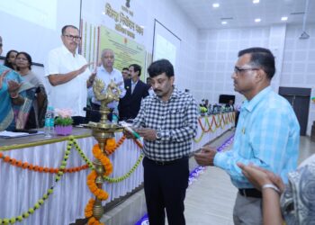 पुस्तकी ज्ञानाबरोबरच अनुभव देखील मोलाचे; जिल्हाधिकार्‍यांचे प्रतिपादन