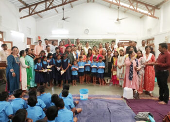 आश्रमशाळेला दिली भेट