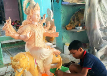 मूर्तिकार मूर्ती साकारण्यात मग्न; रंग कामात पावसाचा अडथळा