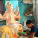 मूर्तिकार मूर्ती साकारण्यात मग्न; रंग कामात पावसाचा अडथळा