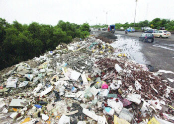 पनवेल-मुंब्रा मार्गावर तळोजा हद्दीत मुंबईचं डेब्रिज