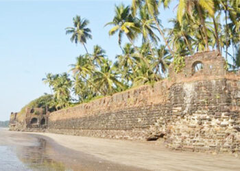 ढासळलेल्या चिर्‍यात लपल्यात इतिहासाच्या खुणा