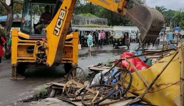 अनधिकृत टपर्‍यांवर अतिक्रमण कारवाई