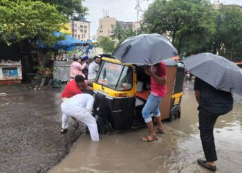 कळंबोळीत खड्यात अडकली रिक्षा
