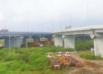 करळ उड्डाणपुलाखाली कंटेनरचे बसस्थान