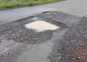 पुगावनजिक खड्ड्यात दिवसभरात चार अपघात