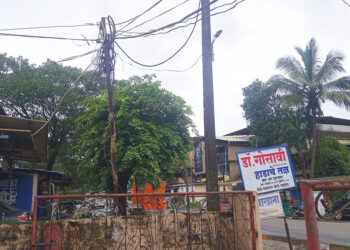 जीर्ण खांबाकडे महावितरणचे दुर्लक्ष; नागरिकांच्या जिवाला धोका