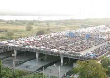 खारघर स्थानकात प्रवाशांचा खोळंबा