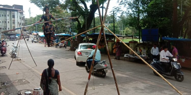पोटासाठी तारेवरची कसरत