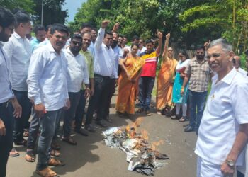 बंडखोराचे बगलबच्चे पिसाळले