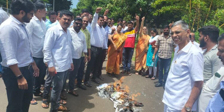 बंडखोराचे बगलबच्चे पिसाळले