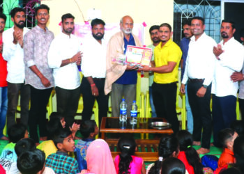 सर्पमित्र कुमार देशपांडे यांचा सन्मान