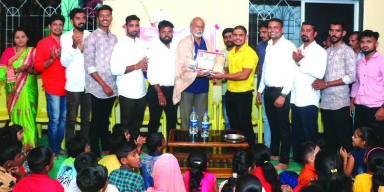 सर्पमित्र कुमार देशपांडे यांचा सन्मान