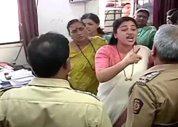 पोलिसांची माफी माग, नाहीतर… पोलीस पत्नीचा इशारा