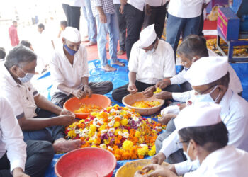 मुंबई चौपाटीवर श्रीसदस्यांकडून निर्माल्याचे खत