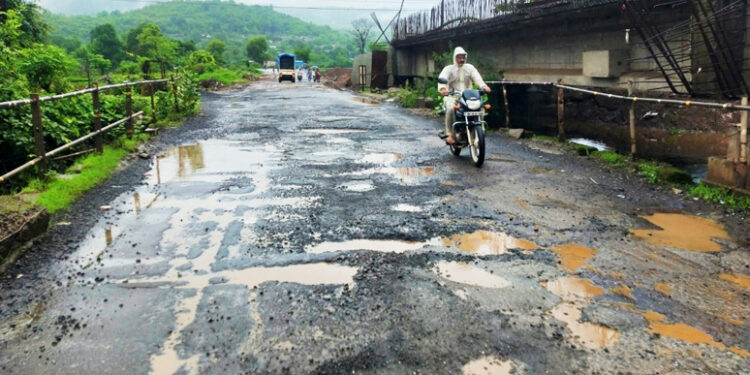 अंबा नदी पुलाची दुरावस्था