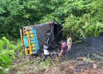 ब्रेकिंग! भिसे खिंडीत ट्रकसहित मोटारसायकल दरीत कोसळली; एकाचा मृत्यू