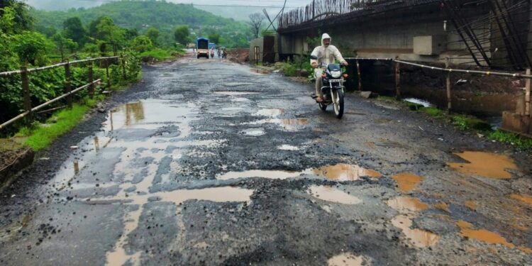 अंबा नदी पुलाची दुरावस्था