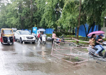 जलवाहिनी गळतीमुळे उरण-मोरा मार्गावर खड्डा