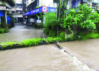 उरणमध्ये रस्त्यावर पाणीच पाणी