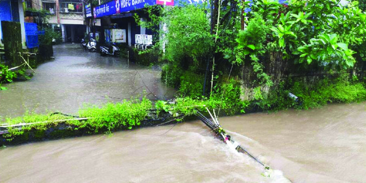 उरणमध्ये रस्त्यावर पाणीच पाणी