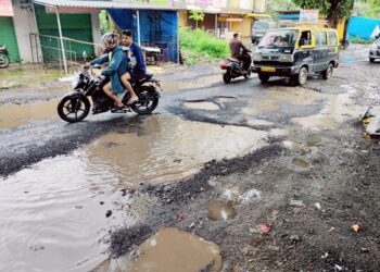 वाढत्या खड्ड्यांमुळे नागरिक बेजार