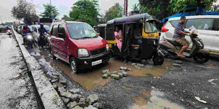 उड्डाणपुलवरुन जीवघेणा प्रवास सुरु