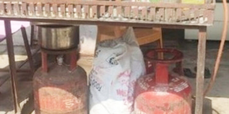 घरगुती सिलेंडर वापरणार्‍या हॉटेल व्यावसायिकांवर कारवाई