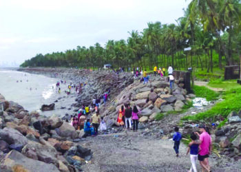 पिरवाडी किनार्‍यावर पर्यटकांची गर्दी