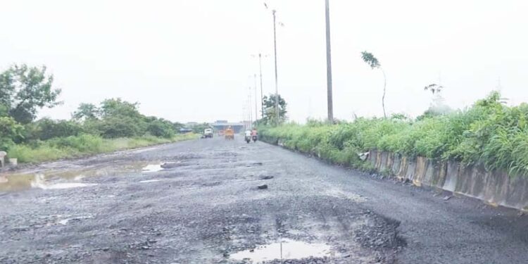 जीर्ण झालेल्या रस्त्याचे काम करण्याची मागणी